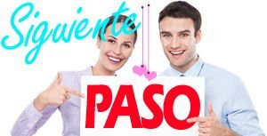 pareja señalando un cartel que dise siguiente paso